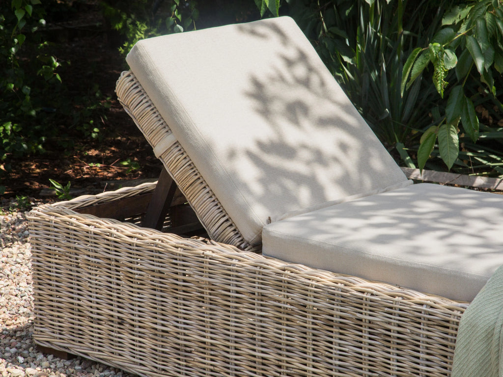 Chaise longue avec coussin en rotin naturel
